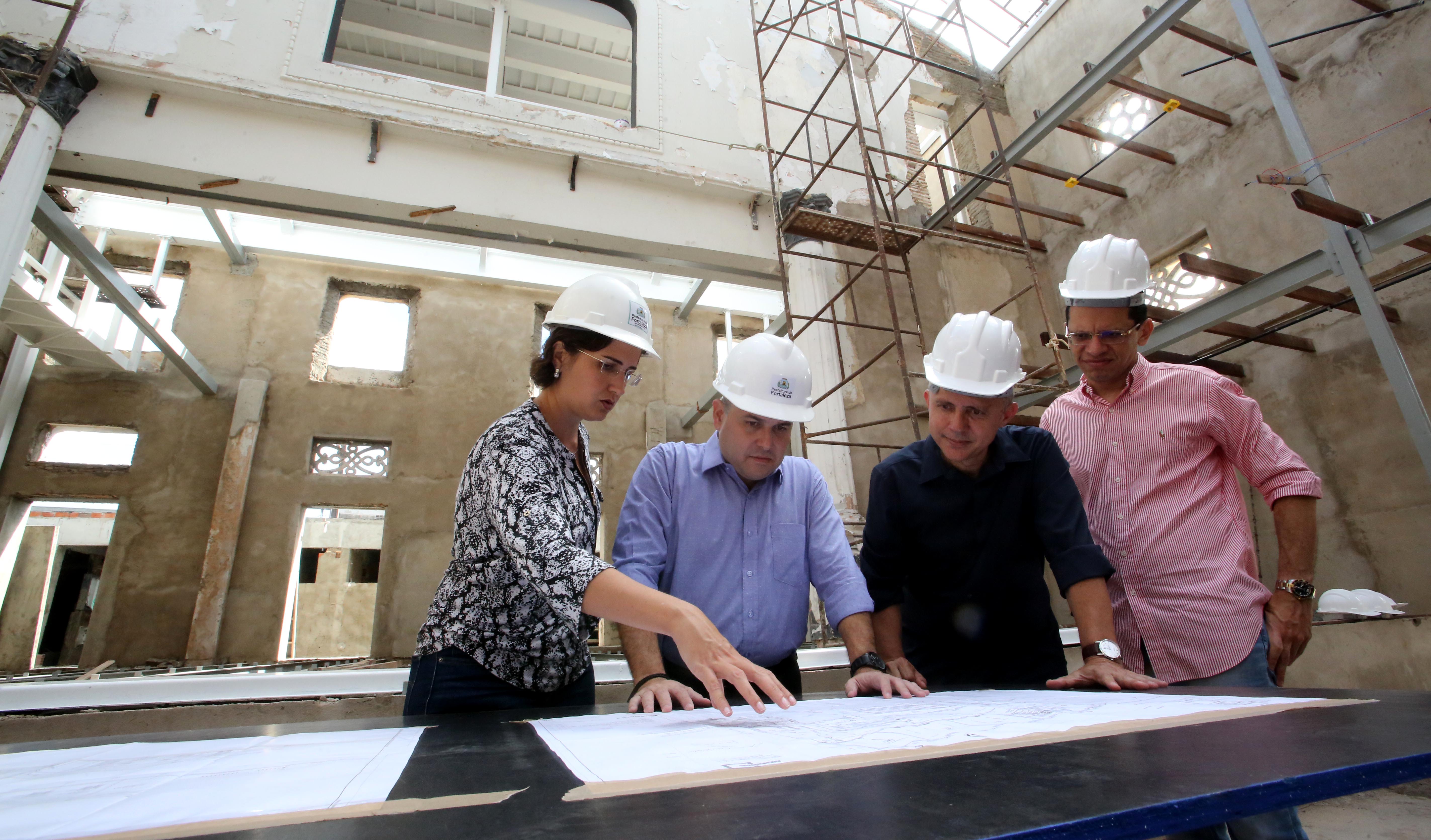 prefeito roberto cláudio na obra de reforma do teatro são josé